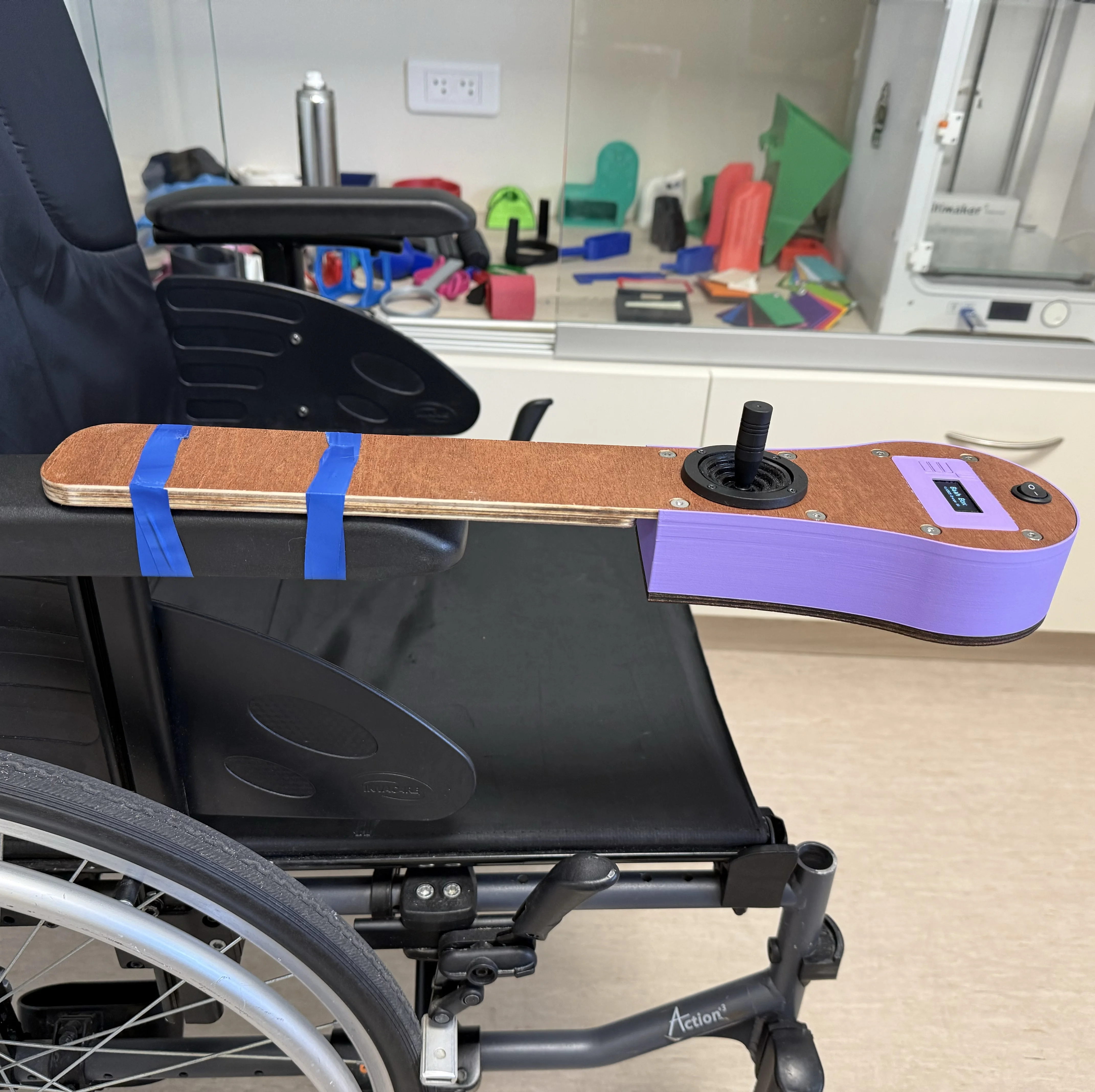 BaahBox - Simulateur portable de fauteuil roulant éléctrique - vue de coté du joystick